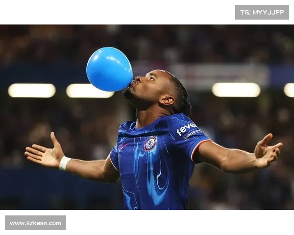 奥林匹亚科斯夺欧协联冠军历史性胜利再创辉煌捧起荣耀奖杯